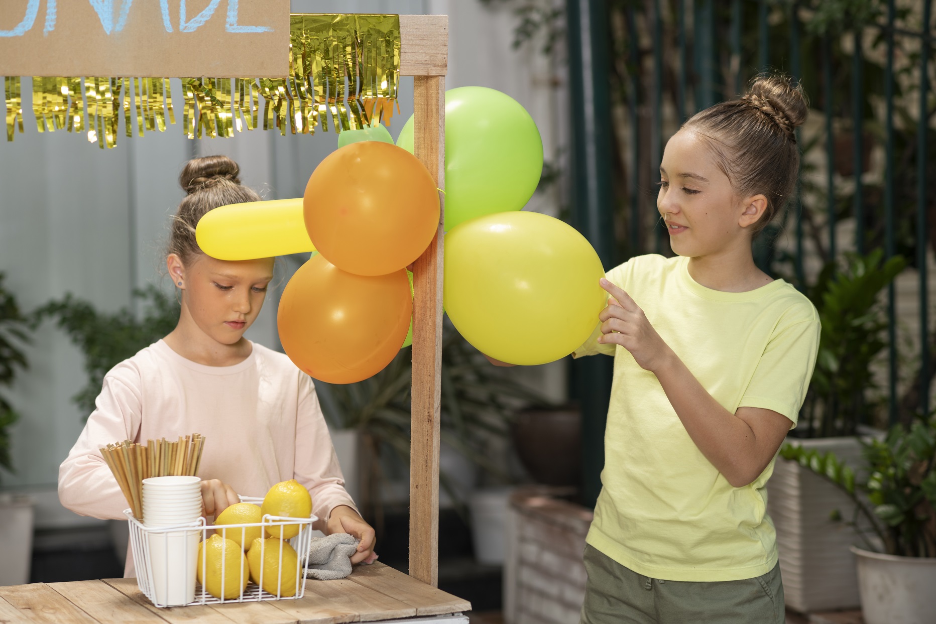 kids-organising-lemonade-stand