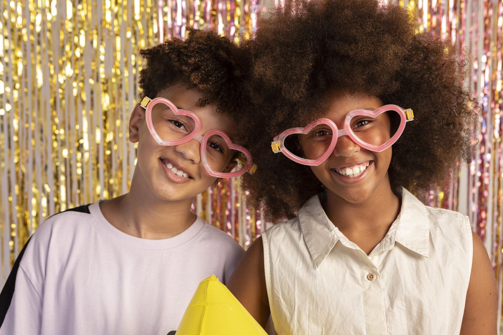 medium-shot-kids-wearing-cute-glasses